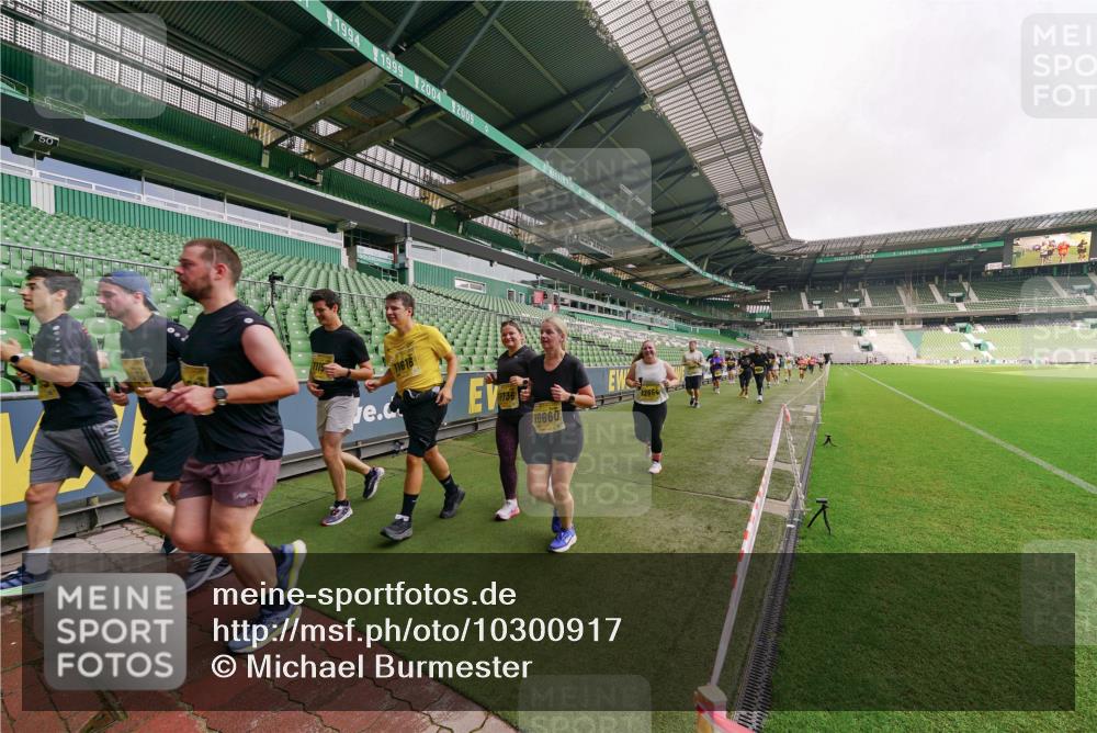 13.09.2026 - 21. swb-Marathon Bremen Michael Burmester http://msf.ph/oto/10300917 13.09.2026 10:42:18 Laufen im Stadion 10148, 10155, 10163, 10247, 10303, 10313, 10330, 10361, 10362, 10395, 10396, 10399, 10414, 10419, 10422, 10461, 10462, 10483, 10490, 10491, 10519, 10527, 10546, 10547, 10557, 10572, 10586, 10644, 10665, 10705, 10706, 10719, 10722, 10752, 10766, 10768, 10773, 10776, 10784, 10804, 10805, 10854, 10859, 10880, 10889, 10909, 10963, 10977, 11026, 11027, 11041, 11043, 11048, 11078, 11084, 11085, 11090, 11097, 11098, 11140, 11173, 11192, 11239, 11274 meine-sportfotos.de