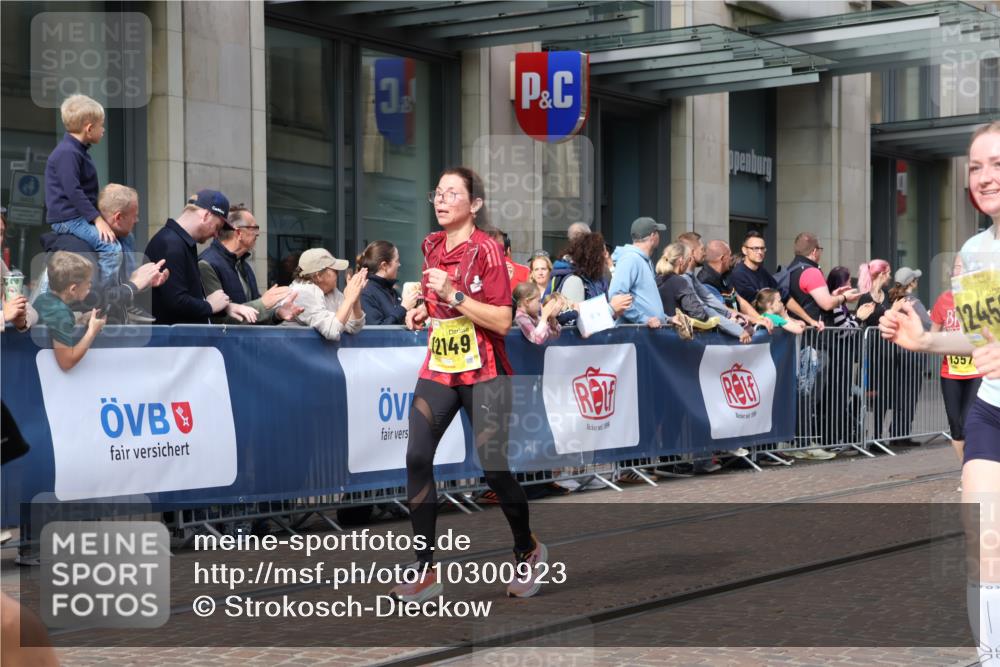 13.09.2026 - 21. swb-Marathon Bremen Strokosch-Dieckow http://msf.ph/oto/10300923 13.09.2026 10:49:06 Ziel 10294, 10514, 10655, 10739, 10835, 10846, 10910, 11092, 11191, 11567, 11621, 11635, 11896, 11984, 12376, 13577, 10253, 10293, 10392, 10566, 11316, 11885, 11891, 12027, 12132, 12149, 12204, 12350, 12450, 12529, 13512, 13555 meine-sportfotos.de