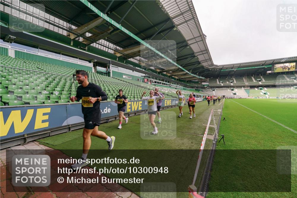 13.09.2026 - 21. swb-Marathon Bremen Michael Burmester http://msf.ph/oto/10300948 13.09.2026 10:42:28 Laufen im Stadion 10002, 10148, 10163, 10247, 10303, 10330, 10361, 10362, 10395, 10396, 10399, 10414, 10419, 10422, 10461, 10462, 10474, 10490, 10491, 10519, 10527, 10546, 10547, 10557, 10572, 10644, 10665, 10705, 10706, 10719, 10722, 10752, 10768, 10773, 10776, 10784, 10804, 10805, 10854, 10859, 10880, 10889, 10909, 10963, 10977, 11026, 11027, 11041, 11043, 11048, 11078, 11084, 11085, 11090, 11097, 11098, 11140, 11173, 11192, 11239, 11274 meine-sportfotos.de