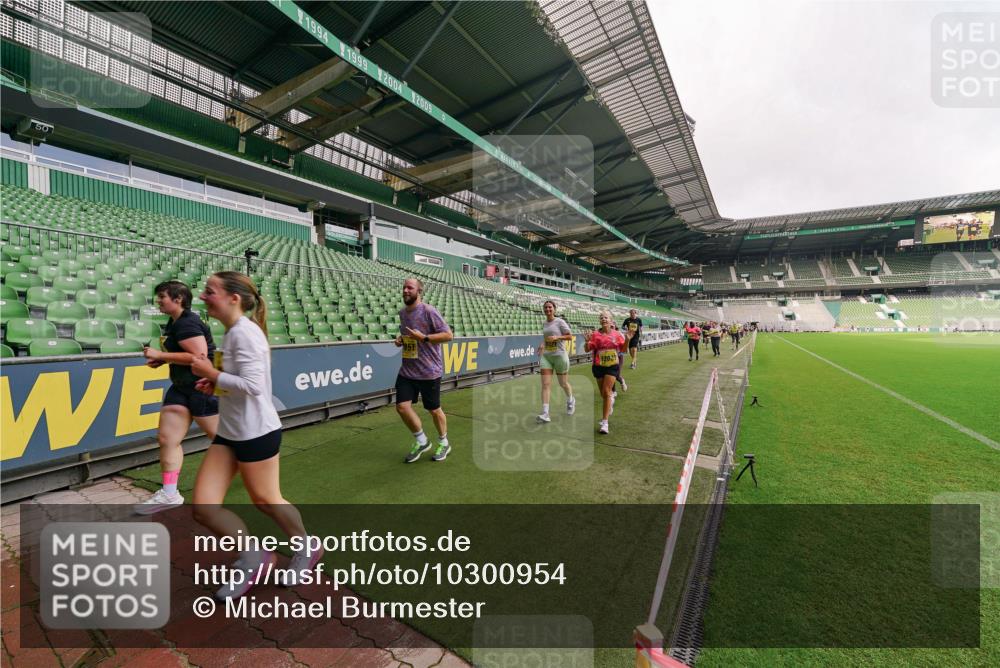 13.09.2026 - 21. swb-Marathon Bremen Michael Burmester http://msf.ph/oto/10300954 13.09.2026 10:42:29 Laufen im Stadion 10002, 10148, 10163, 10247, 10303, 10330, 10361, 10362, 10395, 10396, 10399, 10414, 10419, 10422, 10461, 10462, 10474, 10490, 10491, 10519, 10527, 10546, 10547, 10557, 10572, 10644, 10665, 10705, 10706, 10719, 10722, 10752, 10768, 10773, 10776, 10784, 10804, 10805, 10854, 10859, 10880, 10889, 10909, 10963, 10977, 11026, 11027, 11041, 11043, 11048, 11078, 11084, 11085, 11090, 11097, 11098, 11140, 11173, 11192, 11239, 11274 meine-sportfotos.de