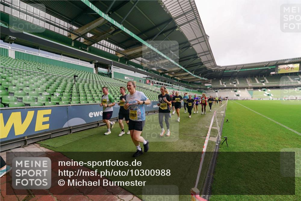 13.09.2026 - 21. swb-Marathon Bremen Michael Burmester http://msf.ph/oto/10300988 13.09.2026 10:42:43 Laufen im Stadion 10002, 10004, 10005, 10148, 10163, 10247, 10271, 10303, 10330, 10361, 10362, 10395, 10396, 10402, 10422, 10461, 10462, 10474, 10490, 10491, 10519, 10546, 10547, 10557, 10572, 10665, 10705, 10719, 10722, 10752, 10773, 10776, 10784, 10805, 10854, 10859, 10880, 10889, 10909, 10963, 10977, 11026, 11027, 11041, 11043, 11048, 11078, 11084, 11085, 11090, 11097, 11098, 11140, 11173, 11192, 11239, 11274, 11482 meine-sportfotos.de