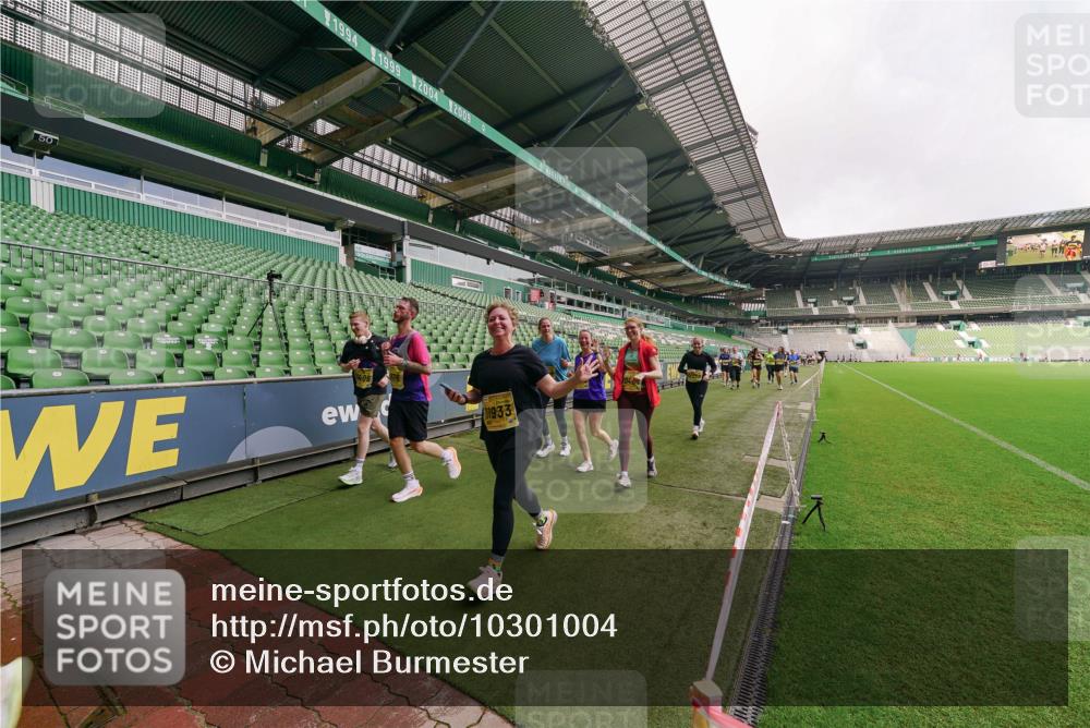 13.09.2026 - 21. swb-Marathon Bremen Michael Burmester http://msf.ph/oto/10301004 13.09.2026 10:42:46 Laufen im Stadion 10002, 10004, 10005, 10148, 10271, 10303, 10330, 10361, 10362, 10395, 10396, 10402, 10422, 10461, 10462, 10474, 10490, 10491, 10519, 10546, 10547, 10557, 10572, 10665, 10705, 10719, 10722, 10752, 10773, 10776, 10784, 10805, 10854, 10859, 10880, 10889, 10909, 10963, 10977, 11026, 11027, 11041, 11078, 11084, 11085, 11090, 11097, 11098, 11140, 11173, 11192, 11217, 11239, 11264, 11274, 11482 meine-sportfotos.de