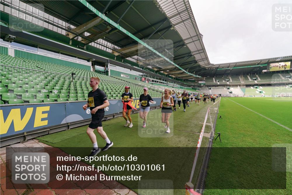 13.09.2026 - 21. swb-Marathon Bremen Michael Burmester http://msf.ph/oto/10301061 13.09.2026 10:43:10 Laufen im Stadion 10002, 10004, 10005, 10148, 10271, 10303, 10325, 10330, 10335, 10361, 10362, 10395, 10396, 10402, 10459, 10461, 10462, 10474, 10490, 10491, 10513, 10519, 10546, 10557, 10572, 10605, 10606, 10665, 10752, 10773, 10784, 10805, 10854, 10880, 10882, 10899, 10900, 10909, 10963, 10977, 11026, 11027, 11041, 11078, 11084, 11085, 11090, 11097, 11098, 11140, 11173, 11192, 11217, 11264, 11274, 11333, 11337, 11448, 11456, 11461, 11482 meine-sportfotos.de