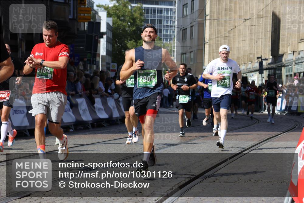 13.09.2026 - 21. swb-Marathon Bremen Strokosch-Dieckow http://msf.ph/oto/10301126 13.09.2026 13:21:28 Ziel 226, 854, 1191, 2979, 3450, 3933, 4362, 4465, 4734, 6357, 6970, 8237, 8323, 8408, 8622, 8791, 8971, 9267, 9268, 13120, 1130, 1254, 2088, 2397, 2570, 3290, 3435, 3655, 3695, 3930, 5542, 6865, 7176, 8184, 8270, 8384, 8730, 9048, 9059, 13145 meine-sportfotos.de