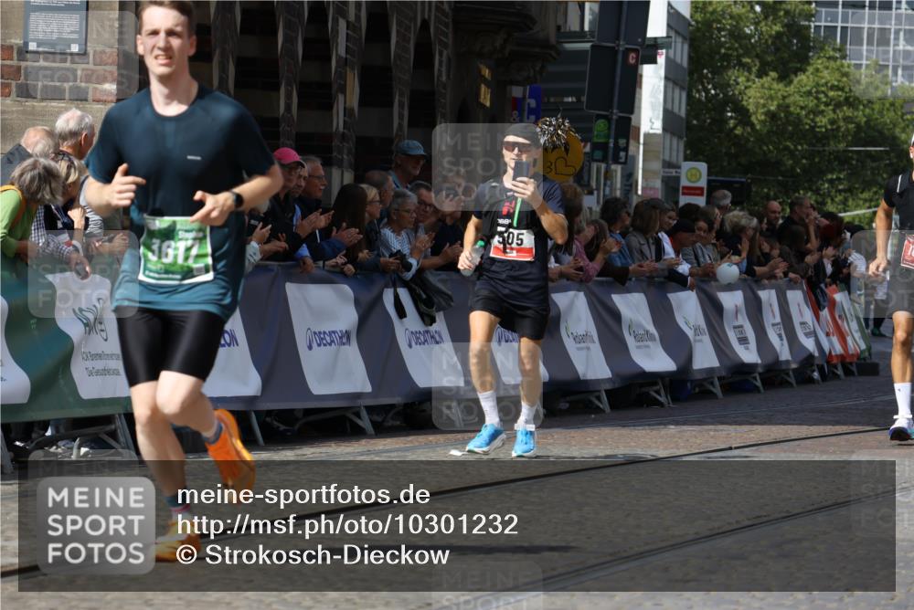 13.09.2026 - 21. swb-Marathon Bremen Strokosch-Dieckow http://msf.ph/oto/10301232 13.09.2026 12:51:23 Ziel 1214, 1453, 1639 meine-sportfotos.de