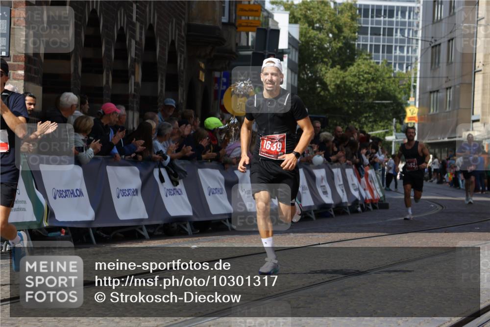 13.09.2026 - 21. swb-Marathon Bremen Strokosch-Dieckow http://msf.ph/oto/10301317 13.09.2026 12:51:25 Ziel 858, 1453, 1639 meine-sportfotos.de