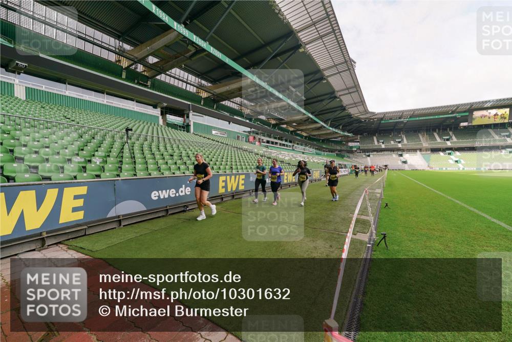 13.09.2026 - 21. swb-Marathon Bremen Michael Burmester http://msf.ph/oto/10301632 13.09.2026 10:46:53 Laufen im Stadion 10161, 10242, 10349, 10472, 10535, 10651, 10895, 10933, 10970, 11050, 11181, 11244, 11296, 11309, 11367, 11457, 11529, 11530, 11546, 11573, 11574, 11579, 11639, 11675, 11709, 11760, 11821, 12157, 12177, 12178, 12211, 12285, 12316, 12317, 12374, 12422, 12462, 10002, 10004, 10005, 10271, 10295, 10303, 10325, 10330, 10335, 10361, 10362, 10459, 10513, 10605, 10629, 10756, 10779, 10882, 10997, 10999, 11233, 11307 meine-sportfotos.de