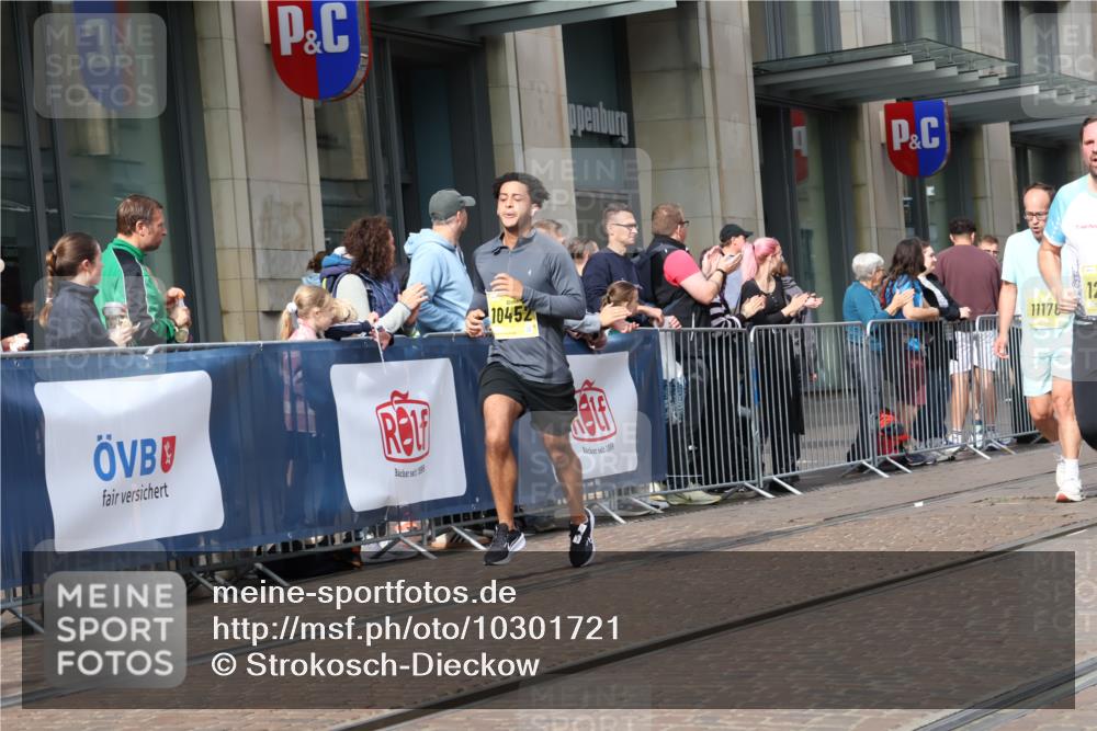 13.09.2026 - 21. swb-Marathon Bremen Strokosch-Dieckow http://msf.ph/oto/10301721 13.09.2026 10:49:56 Ziel 10170, 10233, 10876, 10923, 11111, 11128, 11178, 11415, 11497, 11499, 11622, 11680, 12045, 12240, 12269, 12510, 13562, 10452, 10508, 10593, 10709, 10966, 11005, 11007, 11035, 11183, 11717, 12380 meine-sportfotos.de