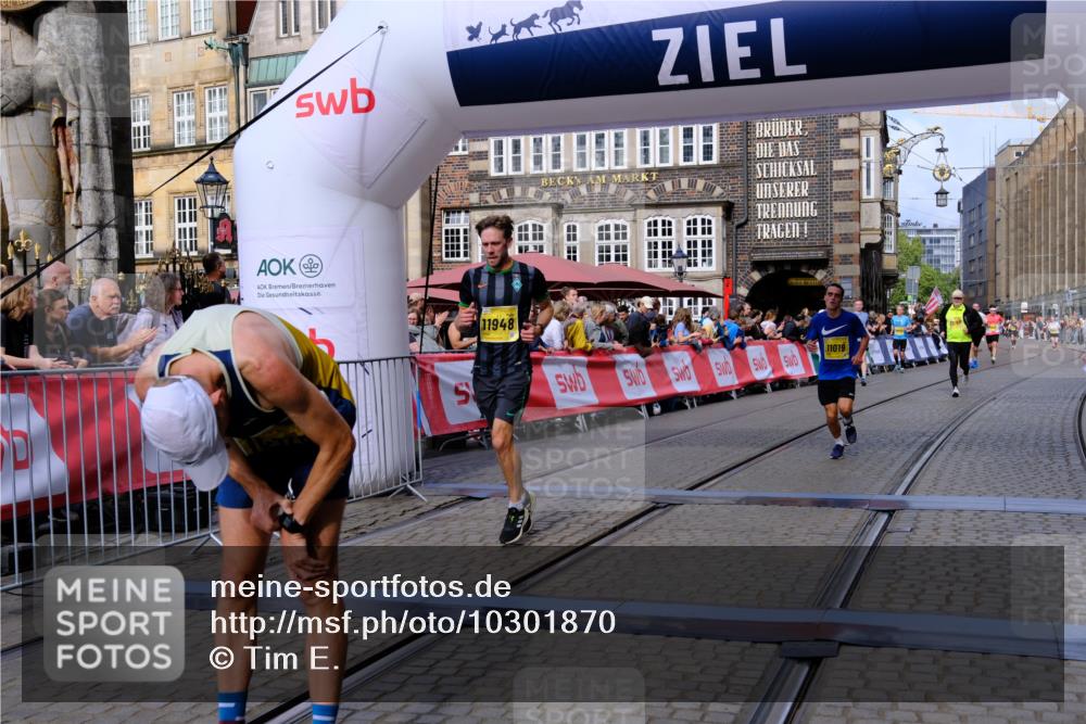 13.09.2026 - 21. swb-Marathon Bremen Tim E. http://msf.ph/oto/10301870 13.09.2026 10:44:05 Ziel 10337, 11019, 11208, 11312, 11614, 11930, 11948, 12250, 12253, 12436, 13509 meine-sportfotos.de