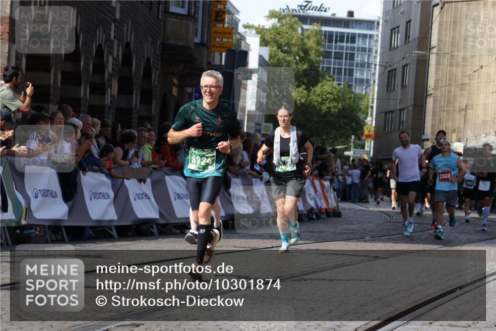 13.09.2026 - 21. swb-Marathon Bremen Strokosch-Dieckow http://msf.ph/oto/10301874 13.09.2026 13:21:59 Ziel 572, 1130, 1254, 2088, 2397, 2570, 2904, 3290, 3435, 3655, 3695, 3930, 3934, 4735, 5542, 6865, 7176, 8184, 8270, 8384, 8730, 9048, 9059, 9421, 13145, 148, 1601, 1645, 3021, 3652, 6621, 7625, 7917, 8452, 8924, 9839 meine-sportfotos.de