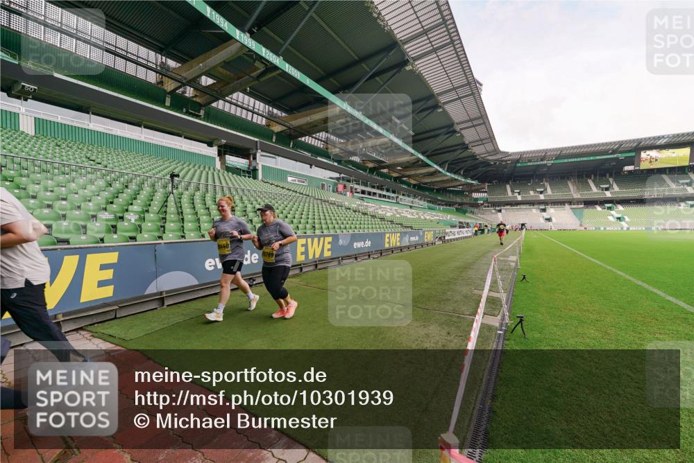 13.09.2026 - 21. swb-Marathon Bremen Michael Burmester http://msf.ph/oto/10301939 13.09.2026 10:51:44 Laufen im Stadion 10387, 10533, 10534, 10573, 10650, 10967, 10968, 11017, 11025, 11161, 11195, 11266, 11341, 11352, 11444, 11496, 11538, 11807, 12377, 12408, 12535, 12546, 10264, 10292, 10407, 10413, 10440, 10732, 10754, 10789, 10925, 11104, 11262, 11423, 11443, 11541, 11663, 11698, 11980, 12083, 12157, 12340, 12444, 12471, 12472, 12542, 12561 meine-sportfotos.de