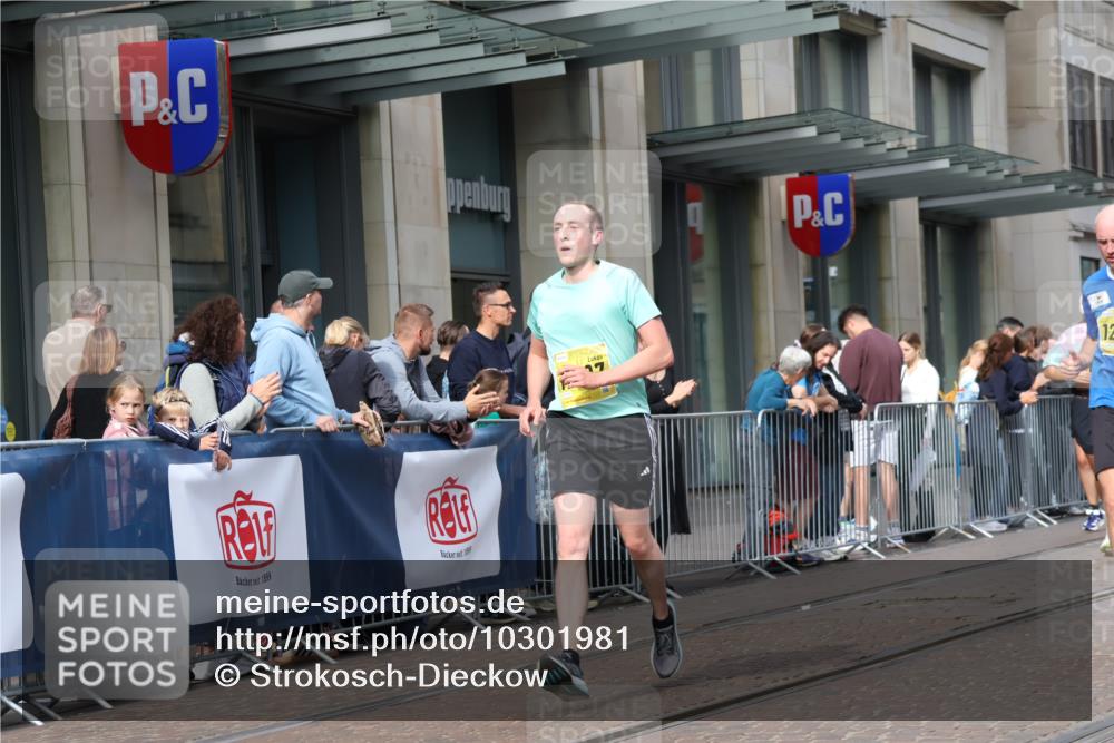 13.09.2026 - 21. swb-Marathon Bremen Strokosch-Dieckow http://msf.ph/oto/10301981 13.09.2026 10:50:11 Ziel 10170, 10233, 10525, 10840, 10923, 11178, 11220, 11276, 11497, 11499, 11622, 11664, 11680, 11742, 11774, 12045, 12052, 12078, 12269, 12309, 12447, 13544, 13562, 10452, 10508, 10593, 10876, 10966, 11005, 11035, 11111, 11128, 11183, 11415, 12240, 12380, 12510 meine-sportfotos.de