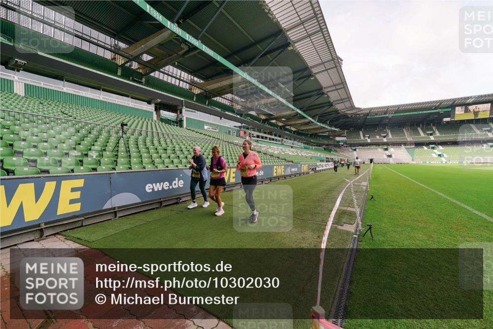 13.09.2026 - 21. swb-Marathon Bremen Michael Burmester http://msf.ph/oto/10302030 13.09.2026 10:54:44 Laufen im Stadion 12163, 10387, 10533, 10534, 10573, 10627, 10650, 10667, 10968, 11025, 11031, 11161, 11195, 11266, 11352, 11496, 11807, 12377, 12408, 12535, 12546 meine-sportfotos.de