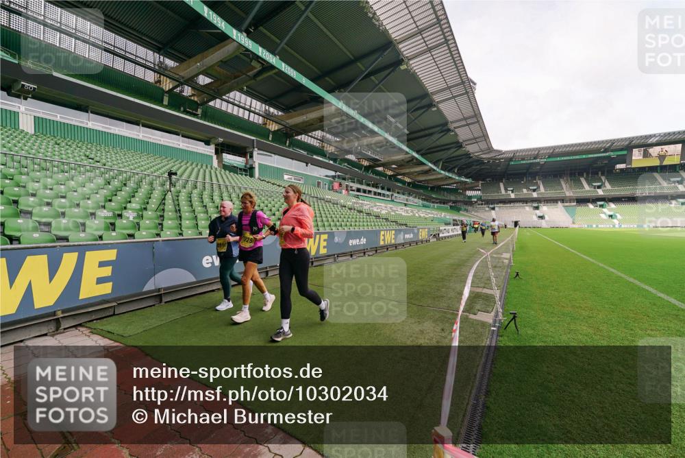 13.09.2026 - 21. swb-Marathon Bremen Michael Burmester http://msf.ph/oto/10302034 13.09.2026 10:54:45 Laufen im Stadion 12163, 10387, 10533, 10534, 10573, 10627, 10650, 10667, 10968, 11025, 11031, 11161, 11195, 11266, 11352, 11496, 11807, 12377, 12408, 12535, 12546 meine-sportfotos.de