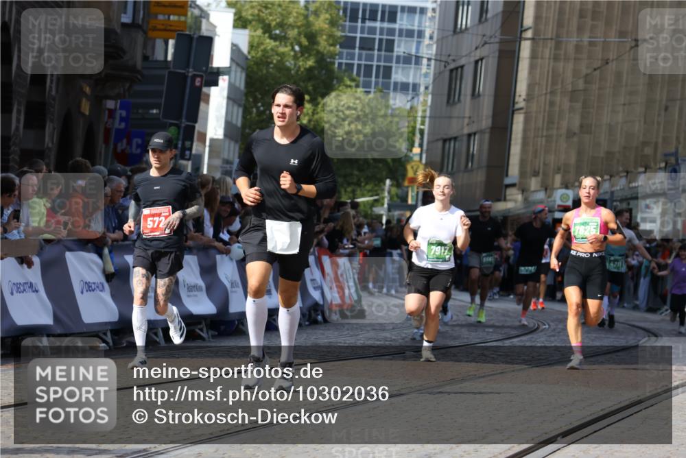 13.09.2026 - 21. swb-Marathon Bremen Strokosch-Dieckow http://msf.ph/oto/10302036 13.09.2026 13:22:06 Ziel 572, 1209, 1254, 2088, 2397, 2570, 3290, 3338, 3695, 3774, 3930, 3934, 4581, 4735, 5542, 6865, 6976, 7098, 7176, 8438, 8947, 9059, 9421, 10120, 13145, 1601, 1645, 2499, 3021, 4204, 4211, 6621, 7625, 7917, 8447, 8574, 9668 meine-sportfotos.de