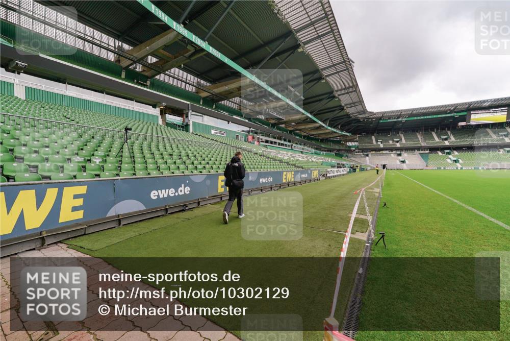 13.09.2026 - 21. swb-Marathon Bremen Michael Burmester http://msf.ph/oto/10302129 13.09.2026 11:45:14 Laufen im Stadion  meine-sportfotos.de