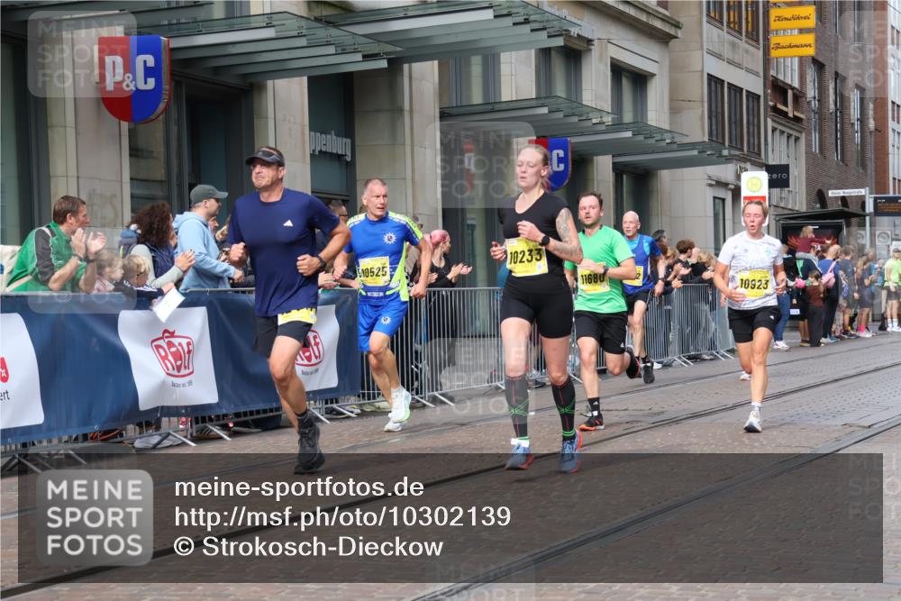 13.09.2026 - 21. swb-Marathon Bremen Strokosch-Dieckow http://msf.ph/oto/10302139 13.09.2026 10:50:20 Ziel 10233, 10267, 10525, 10764, 10840, 11076, 11220, 11276, 11622, 11664, 11742, 11753, 11774, 11961, 12052, 12070, 12078, 12309, 12447, 12488, 13544, 10170, 10452, 10876, 10923, 11111, 11128, 11178, 11415, 11497, 11499, 11680, 12045, 12240, 12269, 12510, 13562 meine-sportfotos.de