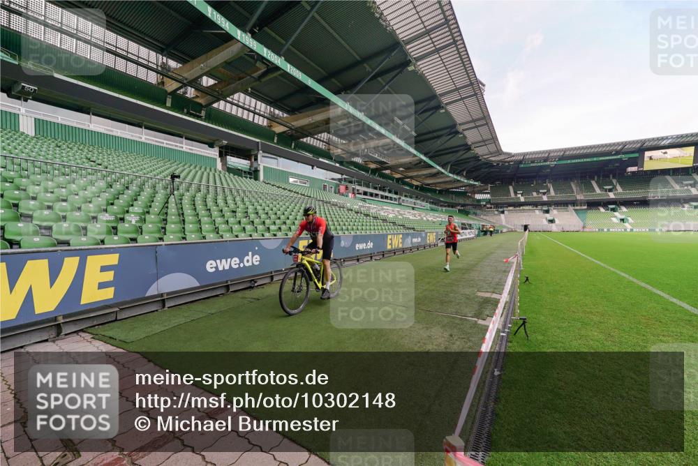 13.09.2026 - 21. swb-Marathon Bremen Michael Burmester http://msf.ph/oto/10302148 13.09.2026 11:54:03 Laufen im Stadion  meine-sportfotos.de