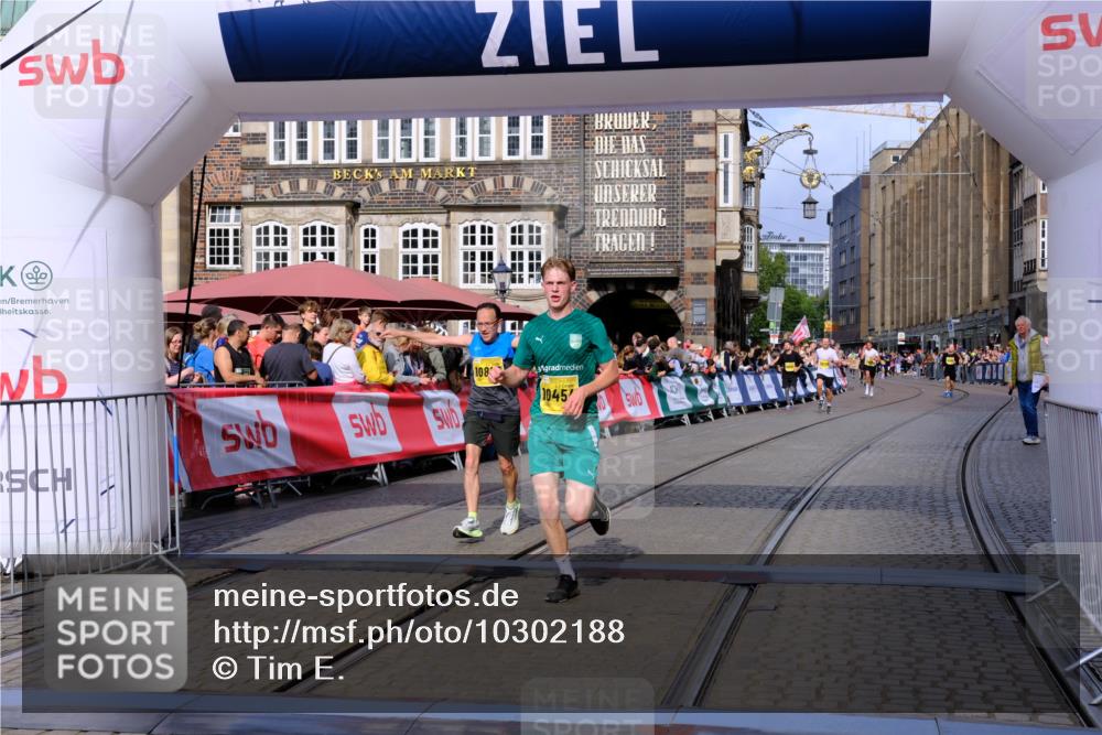 13.09.2026 - 21. swb-Marathon Bremen Tim E. http://msf.ph/oto/10302188 13.09.2026 10:44:48 Ziel 10454, 10806, 10861, 10956, 11148, 11438, 11615, 12473 meine-sportfotos.de
