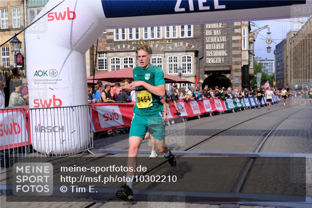 13.09.2026 - 21. swb-Marathon Bremen Tim E. http://msf.ph/oto/10302210 13.09.2026 10:44:48 Ziel 10454, 10806, 10861, 10956, 11148, 11438, 11615, 12473 meine-sportfotos.de