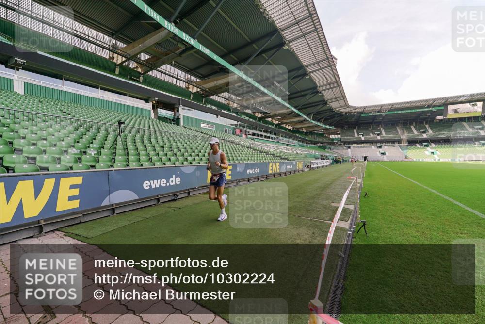 13.09.2026 - 21. swb-Marathon Bremen Michael Burmester http://msf.ph/oto/10302224 13.09.2026 12:10:12 Laufen im Stadion 692, 1046, 1671, 2054, 176, 1091, 1681 meine-sportfotos.de
