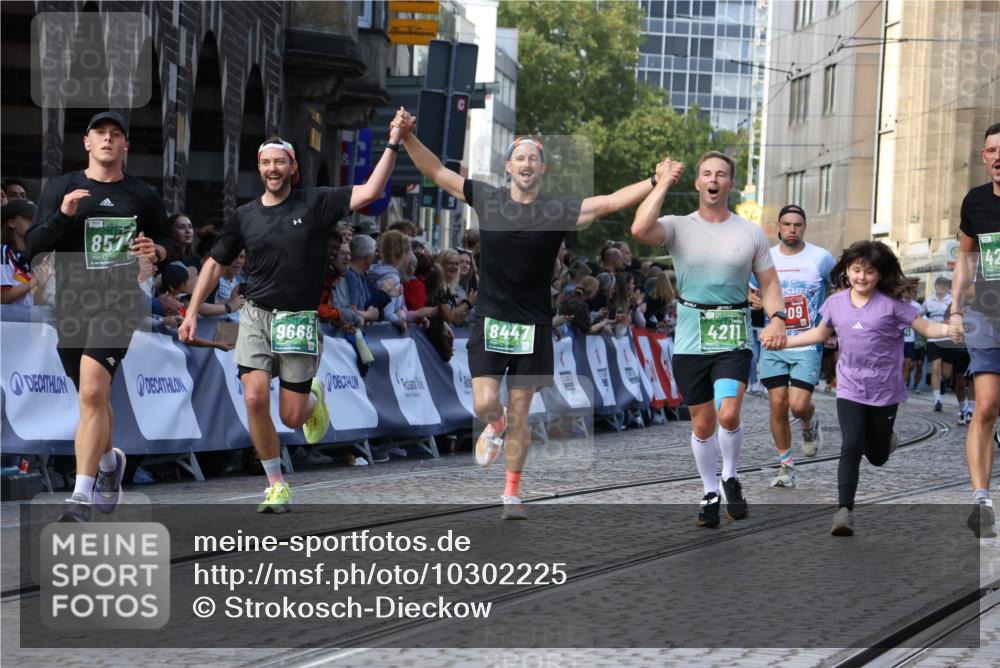 13.09.2026 - 21. swb-Marathon Bremen Strokosch-Dieckow http://msf.ph/oto/10302225 13.09.2026 13:22:14 Ziel 141, 148, 572, 1209, 2051, 3290, 3338, 3774, 3934, 4581, 4735, 5193, 6976, 7098, 8438, 8452, 8924, 8947, 9421, 9599, 10120, 1933, 2499, 3855, 4204, 4211, 8447, 8574, 9668 meine-sportfotos.de