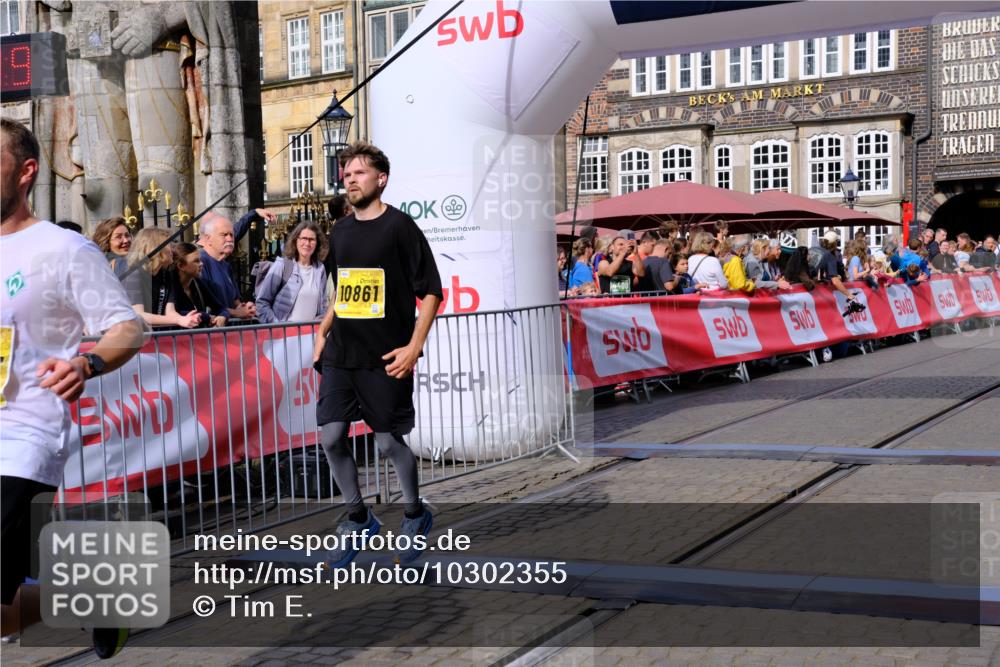13.09.2026 - 21. swb-Marathon Bremen Tim E. http://msf.ph/oto/10302355 13.09.2026 10:44:56 Ziel 10454, 10806, 10861, 11438, 11615, 11692, 11704, 12425, 12473 meine-sportfotos.de