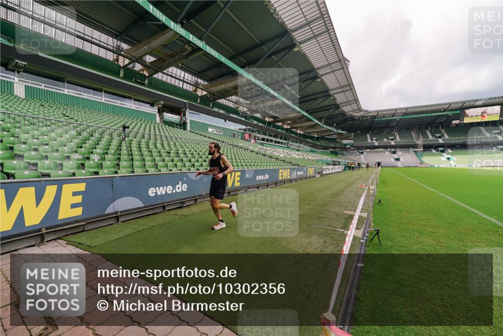 13.09.2026 - 21. swb-Marathon Bremen Michael Burmester http://msf.ph/oto/10302356 13.09.2026 12:23:36 Laufen im Stadion 129, 149, 236, 289, 798, 1483, 1490, 1567, 634, 1957 meine-sportfotos.de