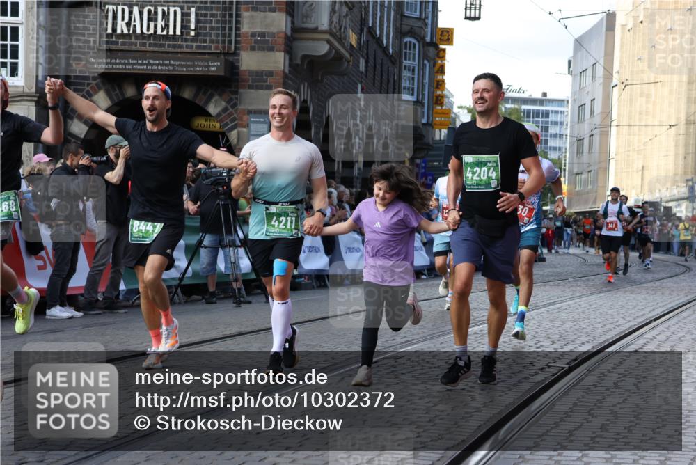 13.09.2026 - 21. swb-Marathon Bremen Strokosch-Dieckow http://msf.ph/oto/10302372 13.09.2026 13:22:17 Ziel 141, 148, 1209, 2051, 3338, 3652, 3774, 3934, 4581, 4735, 5193, 6976, 7098, 8438, 8452, 8924, 8947, 9421, 9599, 9839, 10120, 1933, 2481, 3855, 4204, 4211, 4697, 6891, 8447, 9668 meine-sportfotos.de
