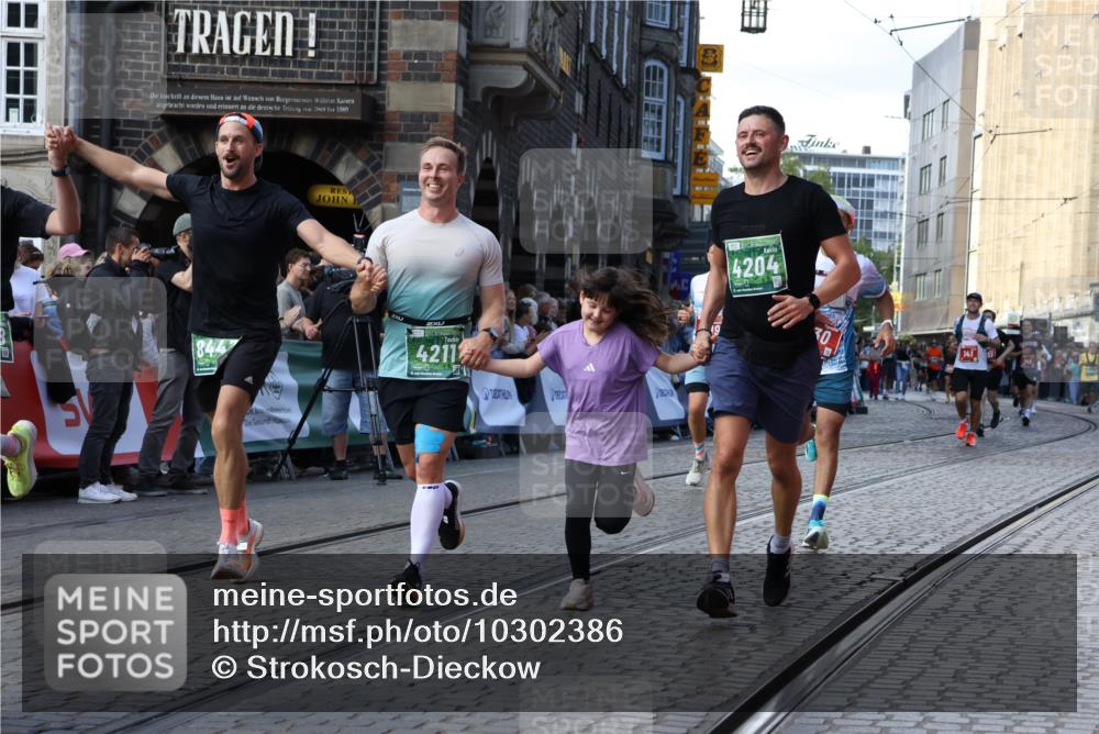 13.09.2026 - 21. swb-Marathon Bremen Strokosch-Dieckow http://msf.ph/oto/10302386 13.09.2026 13:22:17 Ziel 141, 148, 1209, 2051, 3338, 3652, 3774, 3934, 4581, 4735, 5193, 6976, 7098, 8438, 8452, 8924, 8947, 9421, 9599, 9839, 10120, 1933, 2481, 3855, 4204, 4211, 4697, 6891, 8447, 9668 meine-sportfotos.de
