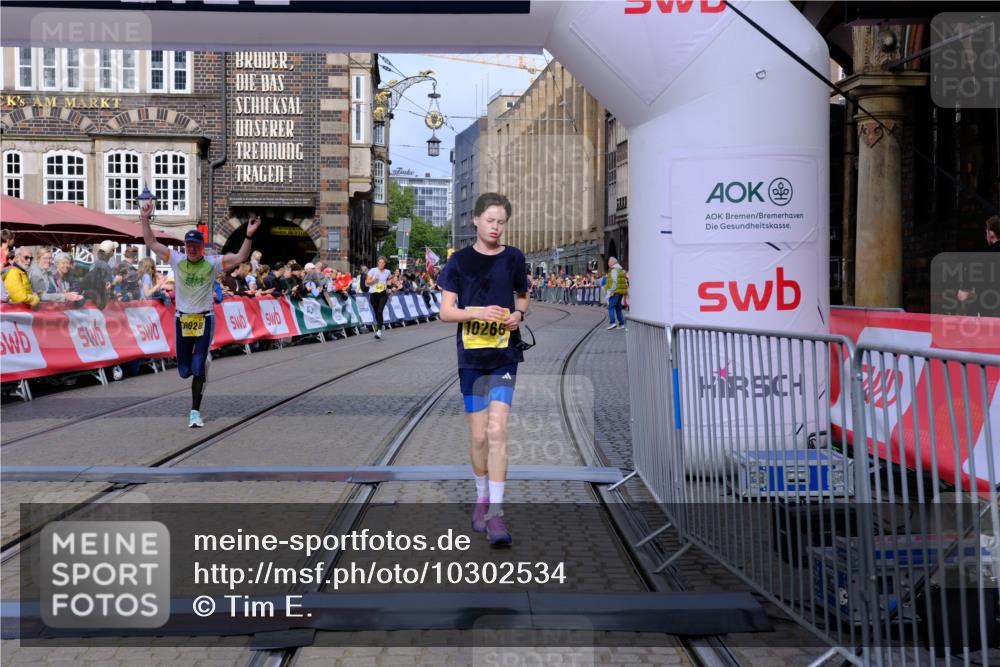 13.09.2026 - 21. swb-Marathon Bremen Tim E. http://msf.ph/oto/10302534 13.09.2026 10:45:09 Ziel 10266, 10628, 10735, 11692, 11704, 12302, 12425 meine-sportfotos.de