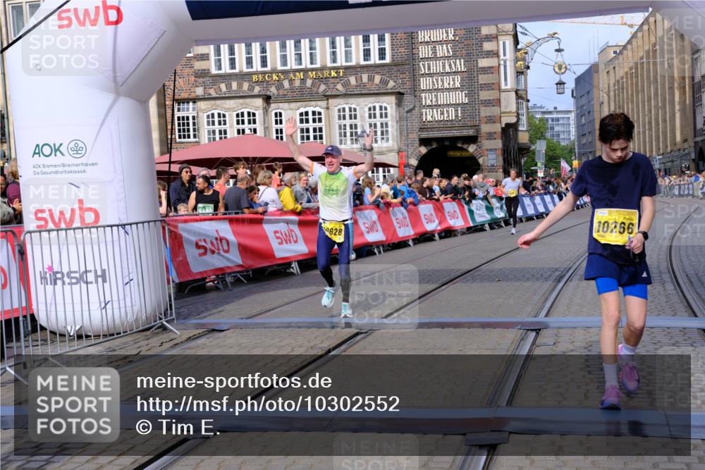 13.09.2026 - 21. swb-Marathon Bremen Tim E. http://msf.ph/oto/10302552 13.09.2026 10:45:09 Ziel 10266, 10628, 10735, 11692, 11704, 12302, 12425 meine-sportfotos.de