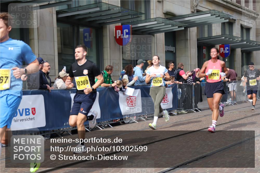 13.09.2026 - 21. swb-Marathon Bremen Strokosch-Dieckow http://msf.ph/oto/10302599 13.09.2026 10:50:41 Ziel 10200, 10537, 10808, 11076, 11087, 11170, 11339, 11537, 11625, 11626, 11961, 12004, 12070, 12179, 12303, 12351, 12407, 12560, 10233, 10267, 10525, 10764, 10840, 10923, 11220, 11276, 11622, 11664, 11680, 11742, 11753, 11774, 12045, 12052, 12078, 12309, 12447, 12488, 13544, 13562 meine-sportfotos.de