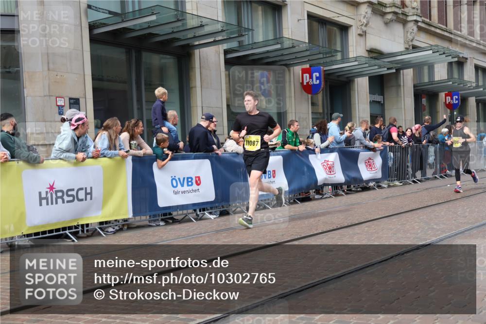 13.09.2026 - 21. swb-Marathon Bremen Strokosch-Dieckow http://msf.ph/oto/10302765 13.09.2026 10:50:52 Ziel 10200, 10381, 10471, 10515, 10808, 10887, 11087, 11339, 11503, 11537, 11625, 11626, 11801, 11973, 12004, 12051, 12133, 12303, 12407, 12552, 10267, 10537, 10764, 11076, 11087, 11170, 11220, 11276, 11664, 11753, 11774, 11961, 12052, 12070, 12179, 12309, 12351, 12488, 12560, 13544 meine-sportfotos.de