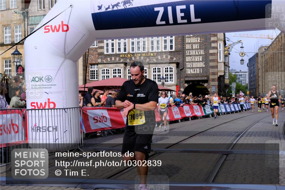 13.09.2026 - 21. swb-Marathon Bremen Tim E. http://msf.ph/oto/10302839 13.09.2026 10:45:34 Ziel 10143, 10214, 10398, 10866, 11020, 11396, 11478, 11695, 11835, 12054, 12475, 12534, 13591 meine-sportfotos.de