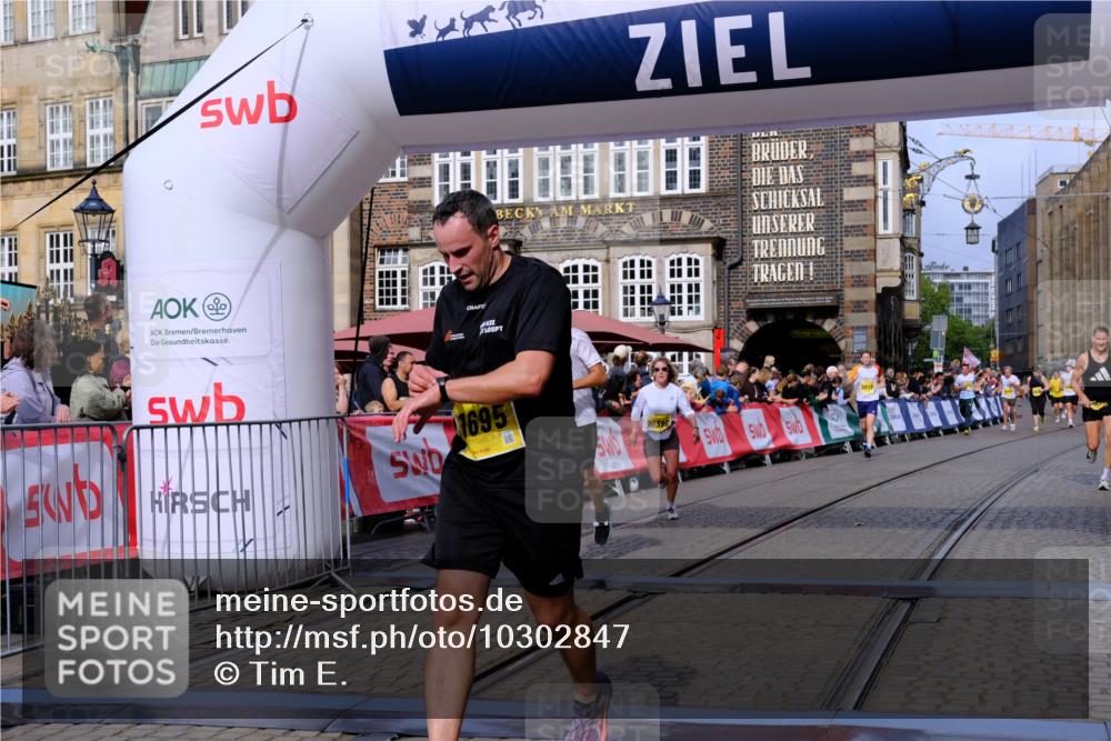 13.09.2026 - 21. swb-Marathon Bremen Tim E. http://msf.ph/oto/10302847 13.09.2026 10:45:34 Ziel 10143, 10214, 10398, 10866, 11020, 11396, 11478, 11695, 11835, 12054, 12475, 12534, 13591 meine-sportfotos.de