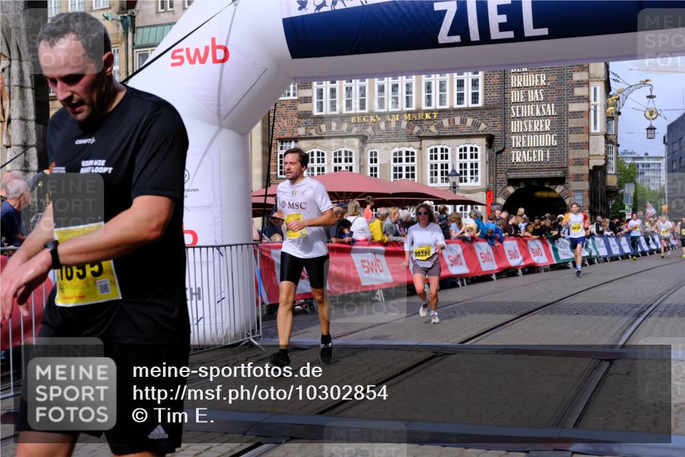 13.09.2026 - 21. swb-Marathon Bremen Tim E. http://msf.ph/oto/10302854 13.09.2026 10:45:35 Ziel 10143, 10214, 10318, 10398, 10866, 11020, 11396, 11478, 11695, 11835, 12054, 12475, 12534 meine-sportfotos.de