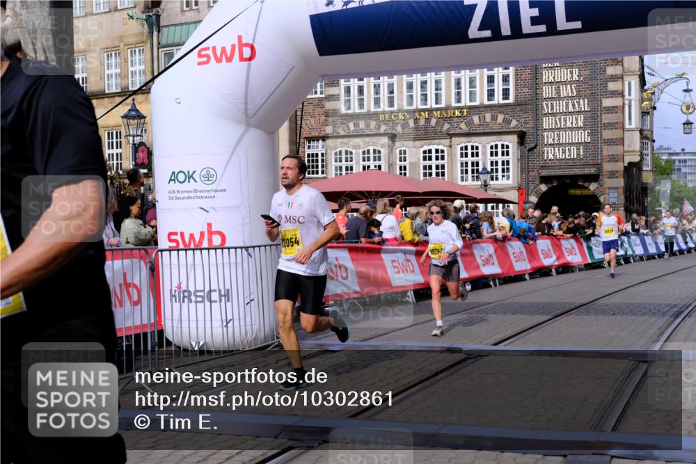 13.09.2026 - 21. swb-Marathon Bremen Tim E. http://msf.ph/oto/10302861 13.09.2026 10:45:35 Ziel 10143, 10214, 10318, 10398, 10866, 11020, 11396, 11478, 11695, 11835, 12054, 12475, 12534 meine-sportfotos.de