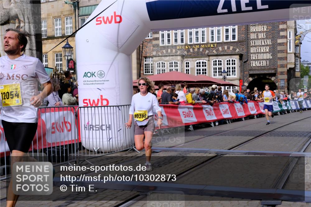 13.09.2026 - 21. swb-Marathon Bremen Tim E. http://msf.ph/oto/10302873 13.09.2026 10:45:36 Ziel 10143, 10318, 10398, 10866, 11020, 11232, 11396, 11478, 11695, 11835, 12054, 12475, 12534 meine-sportfotos.de