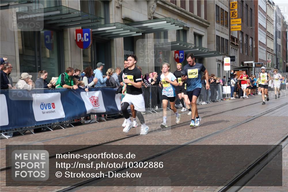 13.09.2026 - 21. swb-Marathon Bremen Strokosch-Dieckow http://msf.ph/oto/10302886 13.09.2026 10:50:59 Ziel 10381, 10471, 10515, 10544, 10763, 10808, 10825, 10862, 10887, 10984, 11339, 11503, 11537, 11801, 11973, 12051, 12133, 12424, 12548, 12552, 10200, 10267, 10537, 10764, 11076, 11087, 11170, 11339, 11625, 11626, 11753, 11961, 12004, 12052, 12070, 12179, 12303, 12351, 12407, 12488, 12560, 13544 meine-sportfotos.de