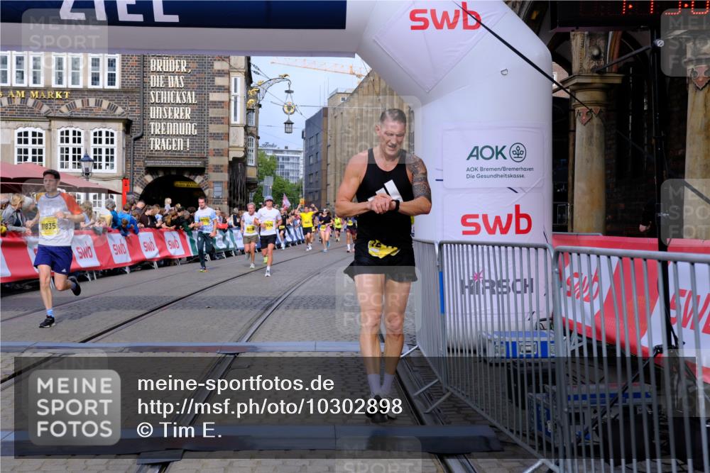 13.09.2026 - 21. swb-Marathon Bremen Tim E. http://msf.ph/oto/10302898 13.09.2026 10:45:39 Ziel 10143, 10318, 10352, 10398, 10536, 10866, 11020, 11088, 11209, 11232, 11396, 11478, 11695, 11749, 11835, 12054, 12475, 12534 meine-sportfotos.de