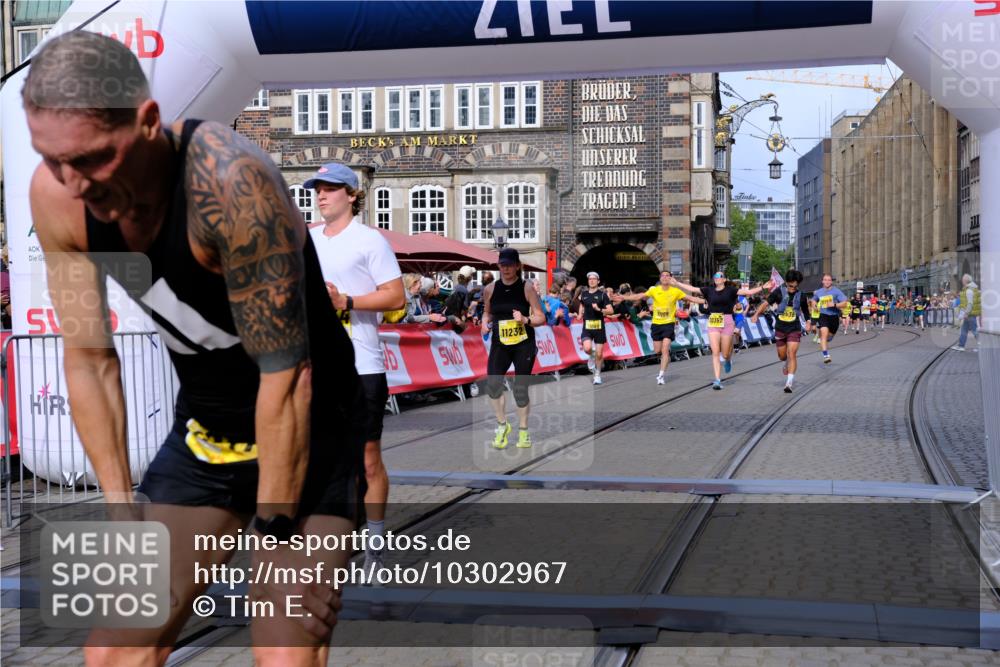 13.09.2026 - 21. swb-Marathon Bremen Tim E. http://msf.ph/oto/10302967 13.09.2026 10:45:43 Ziel 10318, 10352, 10398, 10536, 11088, 11209, 11232, 11478, 11695, 11749, 11835, 12054, 12290, 12355, 12475, 12534 meine-sportfotos.de