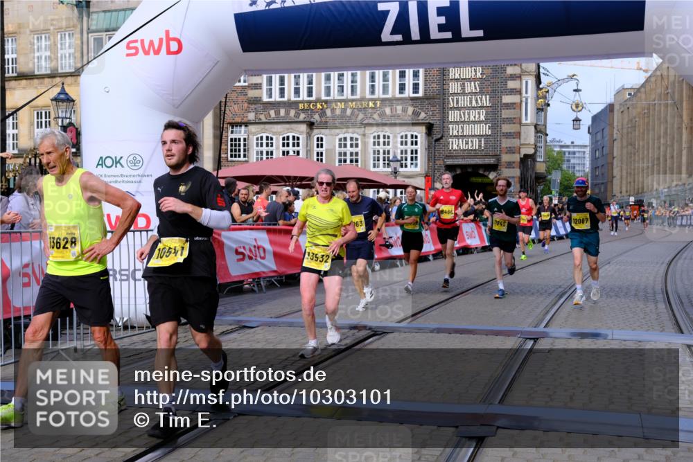 13.09.2026 - 21. swb-Marathon Bremen Tim E. http://msf.ph/oto/10303101 13.09.2026 10:45:57 Ziel 10352, 10464, 10536, 10541, 10583, 10987, 11015, 11063, 11088, 11209, 11279, 11559, 11749, 11762, 11845, 12087, 12290, 12355, 13532, 13595, 13628 meine-sportfotos.de