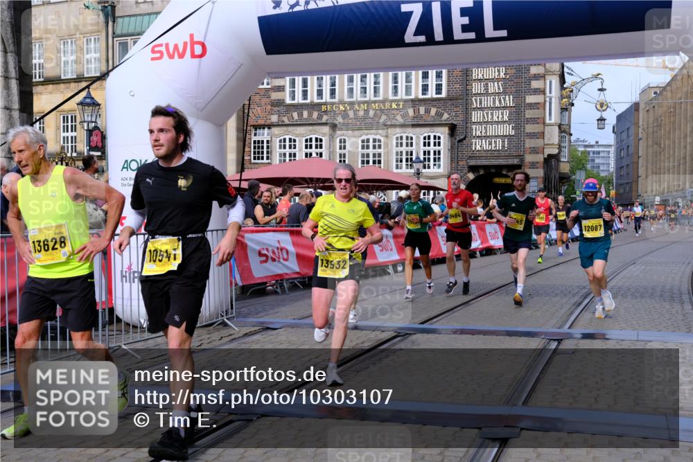 13.09.2026 - 21. swb-Marathon Bremen Tim E. http://msf.ph/oto/10303107 13.09.2026 10:45:57 Ziel 10352, 10464, 10536, 10541, 10583, 10987, 11015, 11063, 11088, 11209, 11279, 11559, 11749, 11762, 11845, 12087, 12290, 12355, 13532, 13595, 13628 meine-sportfotos.de