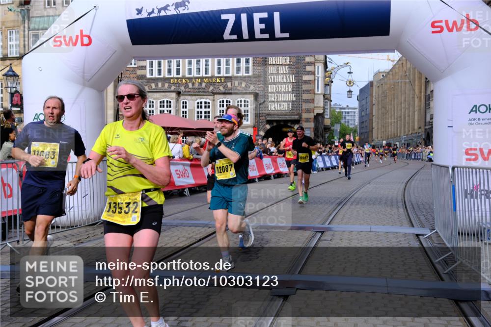 13.09.2026 - 21. swb-Marathon Bremen Tim E. http://msf.ph/oto/10303123 13.09.2026 10:45:59 Ziel 10464, 10541, 10583, 10987, 11015, 11063, 11209, 11279, 11559, 11749, 11762, 11845, 12033, 12087, 12290, 12355, 13532, 13595, 13628 meine-sportfotos.de