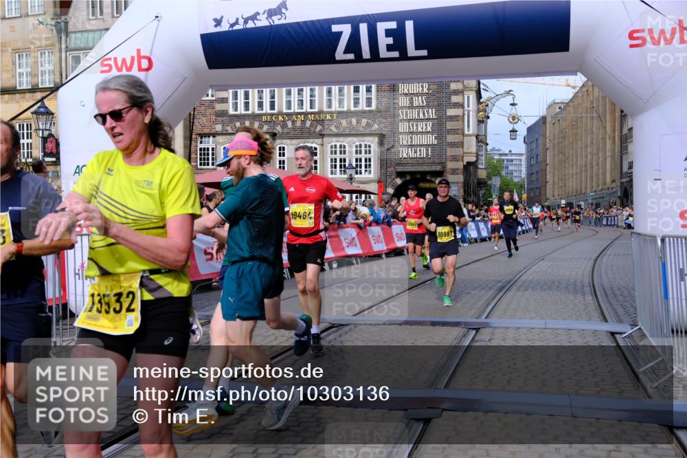 13.09.2026 - 21. swb-Marathon Bremen Tim E. http://msf.ph/oto/10303136 13.09.2026 10:45:59 Ziel 10464, 10541, 10583, 10987, 11015, 11063, 11209, 11279, 11559, 11749, 11762, 11845, 12033, 12087, 12290, 12355, 13532, 13595, 13628 meine-sportfotos.de