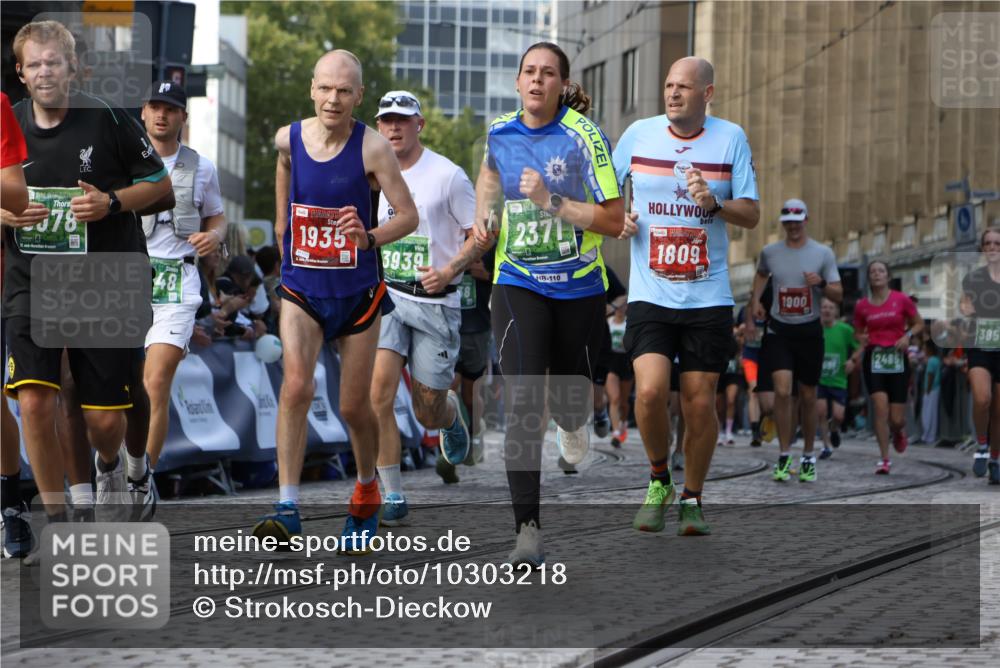 13.09.2026 - 21. swb-Marathon Bremen Strokosch-Dieckow http://msf.ph/oto/10303218 13.09.2026 13:23:26 Ziel 1809, 1900, 1935, 1963, 2306, 2367, 2427, 2827, 2914, 2961, 3098, 3233, 3374, 3560, 3729, 3920, 5114, 7909, 8045, 8231, 8304, 8377, 8671, 8672, 8732, 8787, 8819, 8820, 9827, 9921, 135, 672, 2371, 2409, 2485, 2490, 2560, 2627, 3078, 3138, 3173, 3856, 3939, 5908, 6157, 6843, 6848, 8095, 8560, 9088, 9196 meine-sportfotos.de