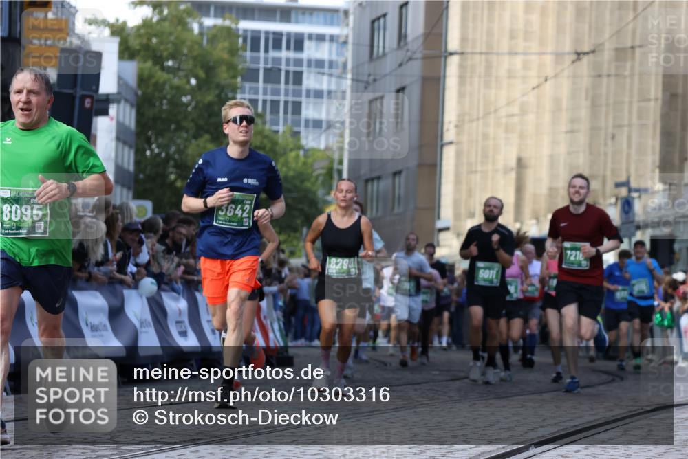 13.09.2026 - 21. swb-Marathon Bremen Strokosch-Dieckow http://msf.ph/oto/10303316 13.09.2026 13:23:38 Ziel 1900, 2306, 2427, 2827, 2899, 2961, 3374, 3531, 3729, 3861, 3920, 5820, 5821, 6923, 8045, 8231, 8304, 8732, 8787, 8863, 9436, 9827, 10127, 2288, 2485, 2517, 2560, 3642, 4601, 4671, 5011, 5116, 5231, 6157, 6332, 6648, 7216, 7357, 7475, 8051, 8052, 8095, 8290, 10115, 13197 meine-sportfotos.de