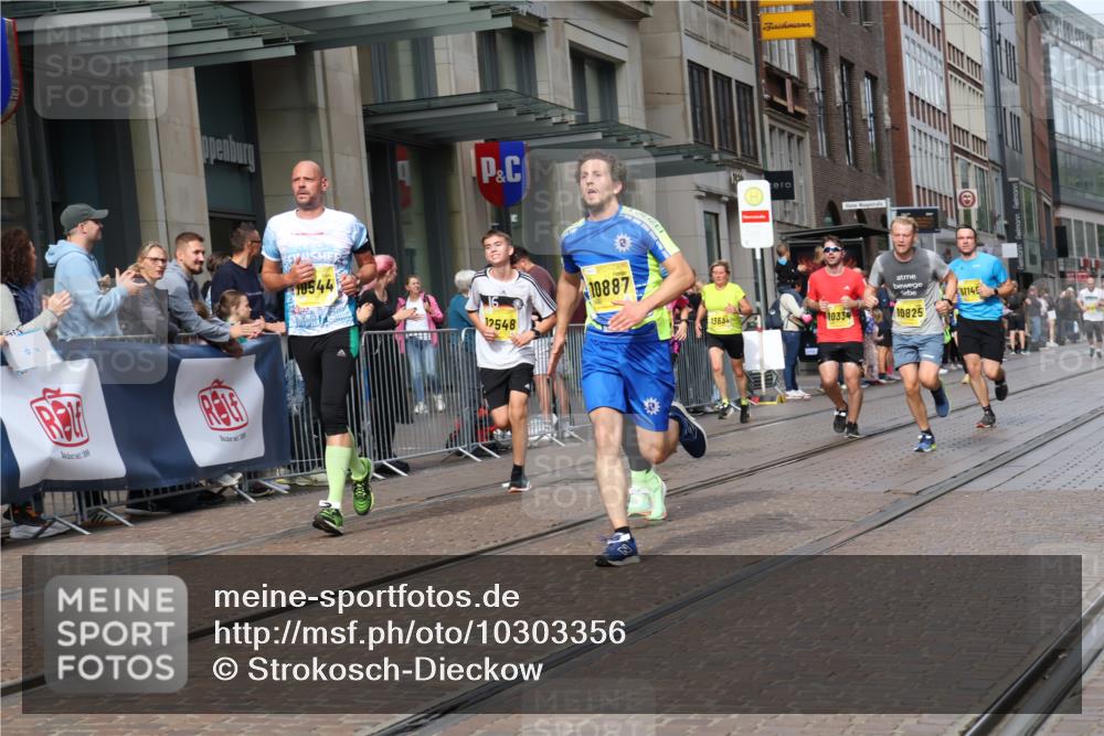 13.09.2026 - 21. swb-Marathon Bremen Strokosch-Dieckow http://msf.ph/oto/10303356 13.09.2026 10:51:21 Ziel 10162, 10183, 10281, 10334, 10348, 10467, 10544, 10641, 10763, 10862, 11145, 11273, 11542, 11685, 11733, 11777, 11787, 12329, 12424, 13631, 10381, 10471, 10515, 10808, 10825, 10862, 10887, 10984, 11339, 11503, 11537, 11625, 11626, 11801, 11973, 12051, 12133, 12303, 12548, 12552 meine-sportfotos.de