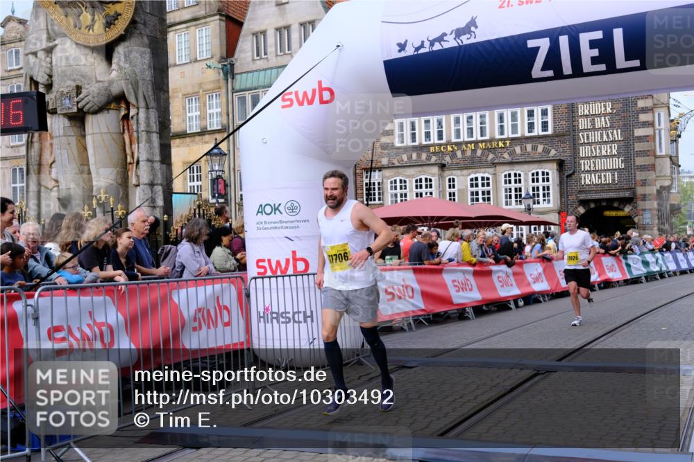 13.09.2026 - 21. swb-Marathon Bremen Tim E. http://msf.ph/oto/10303492 13.09.2026 10:46:32 Ziel 10228, 10447, 10992, 11706, 11925, 11926, 13529, 13609, 13640 meine-sportfotos.de
